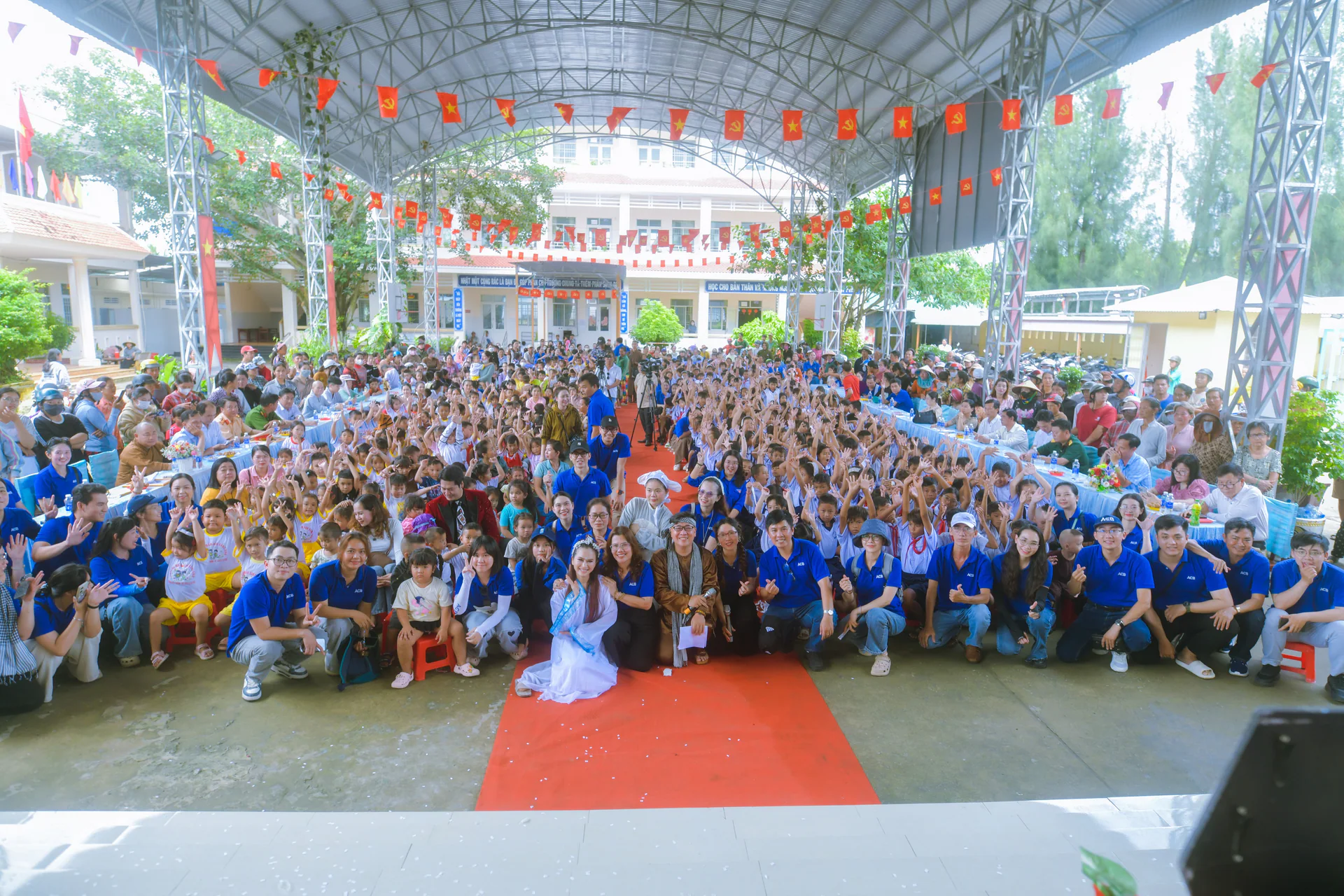 Cả đoàn và các em cùng lưu lại một mùa trăng.