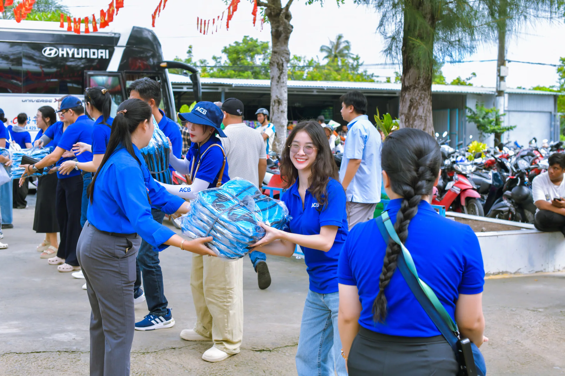 Chuyền tay nhau từng phần quà trước giờ bắt đầu.