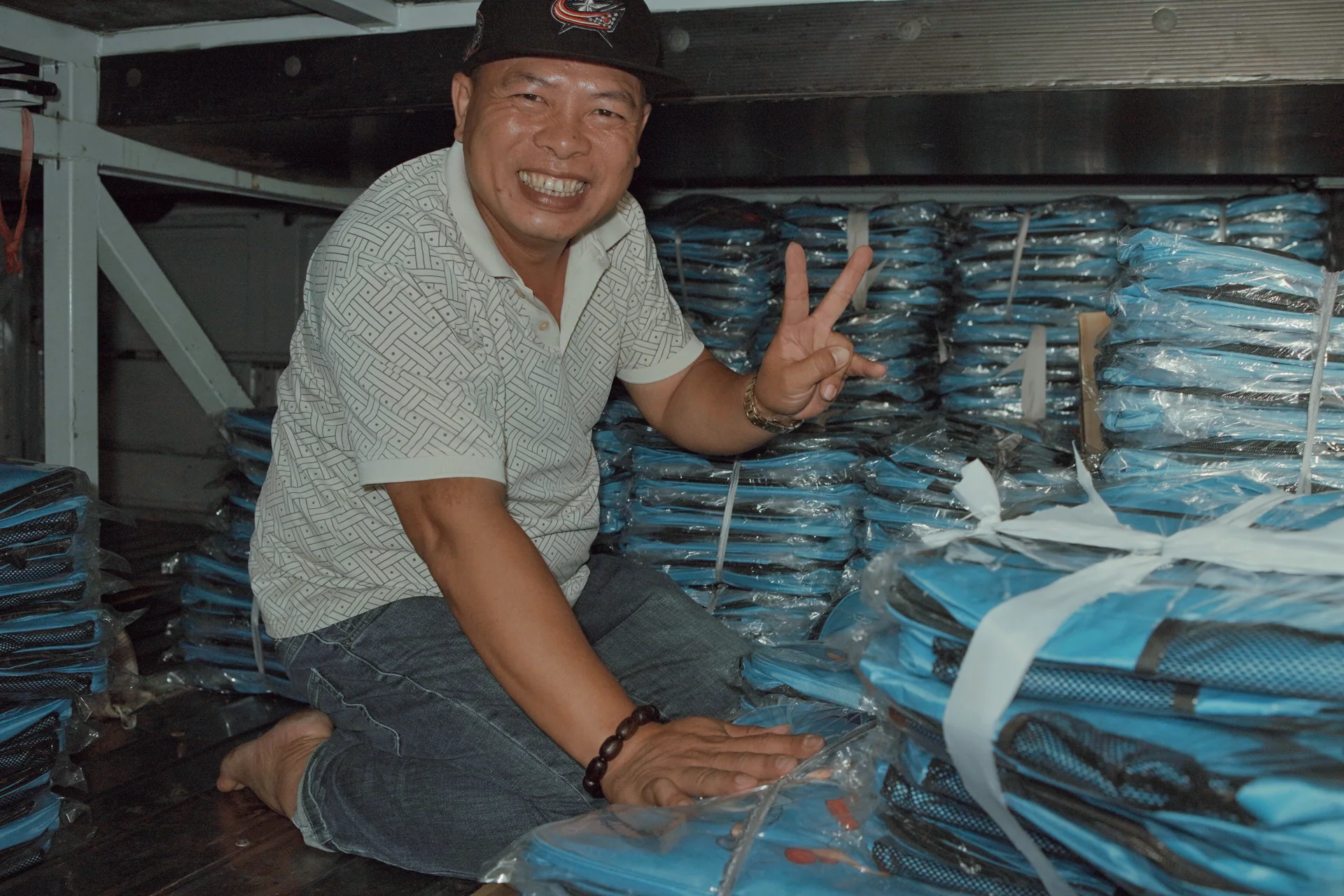Chuẩn bị và xếp quà trước chuyến đi.