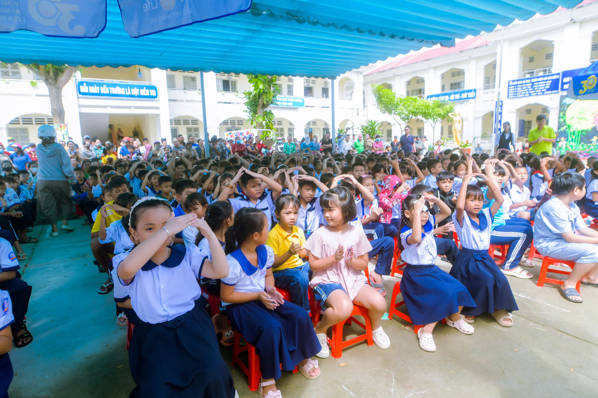 Các em cùng tham gia trò chơi giữa sân trường Sóc Trăng.
