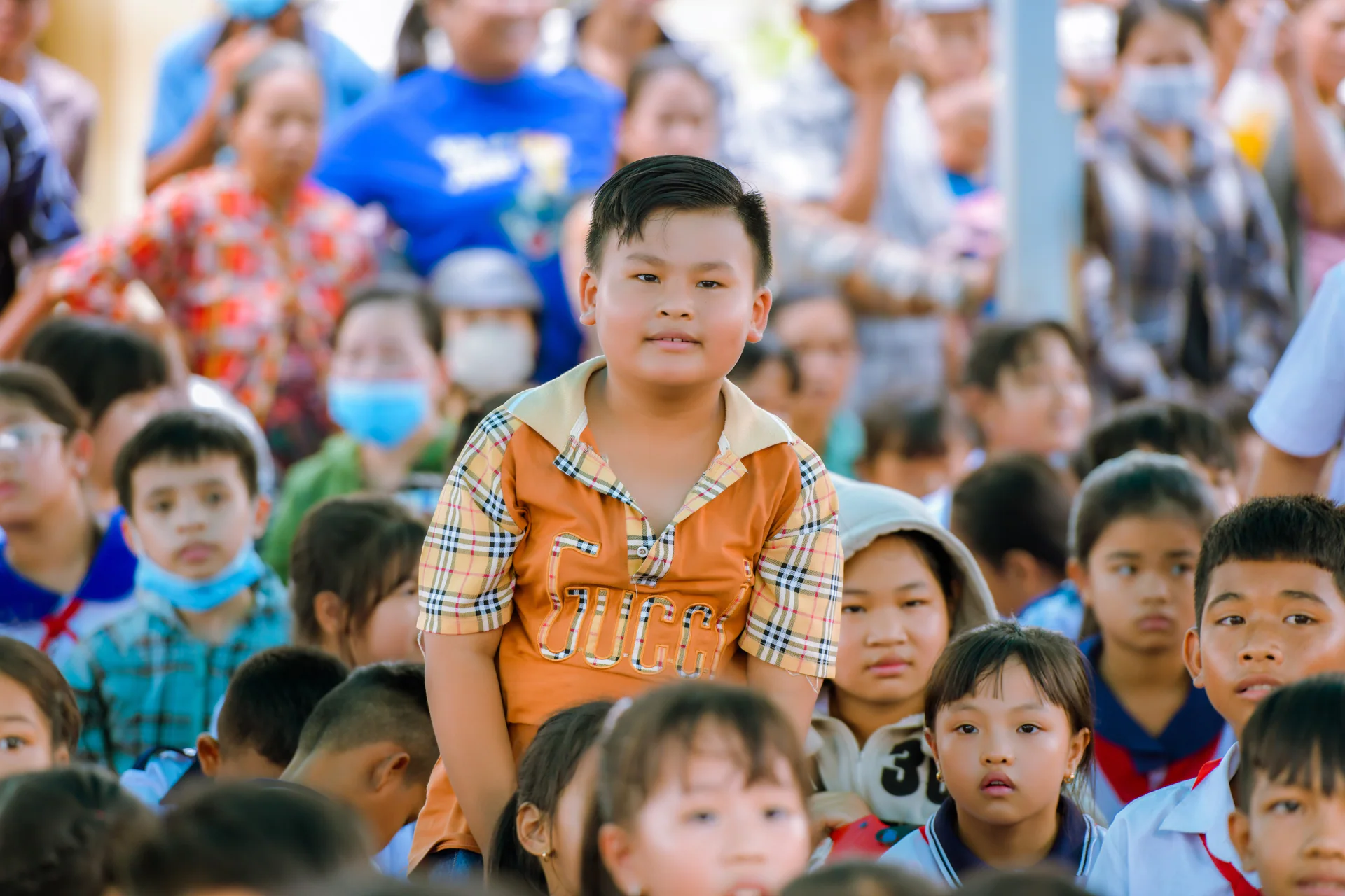 Nụ cười hồn nhiên của một em nhỏ giữa ngày hội.