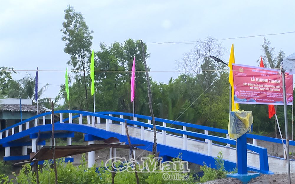 Cây cầu bê tông lan can xanh nối hai bờ ấp Công Điền