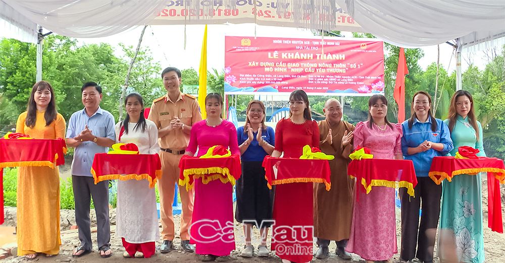Các đại biểu trong nghi thức cắt băng khánh thành cây cầu
