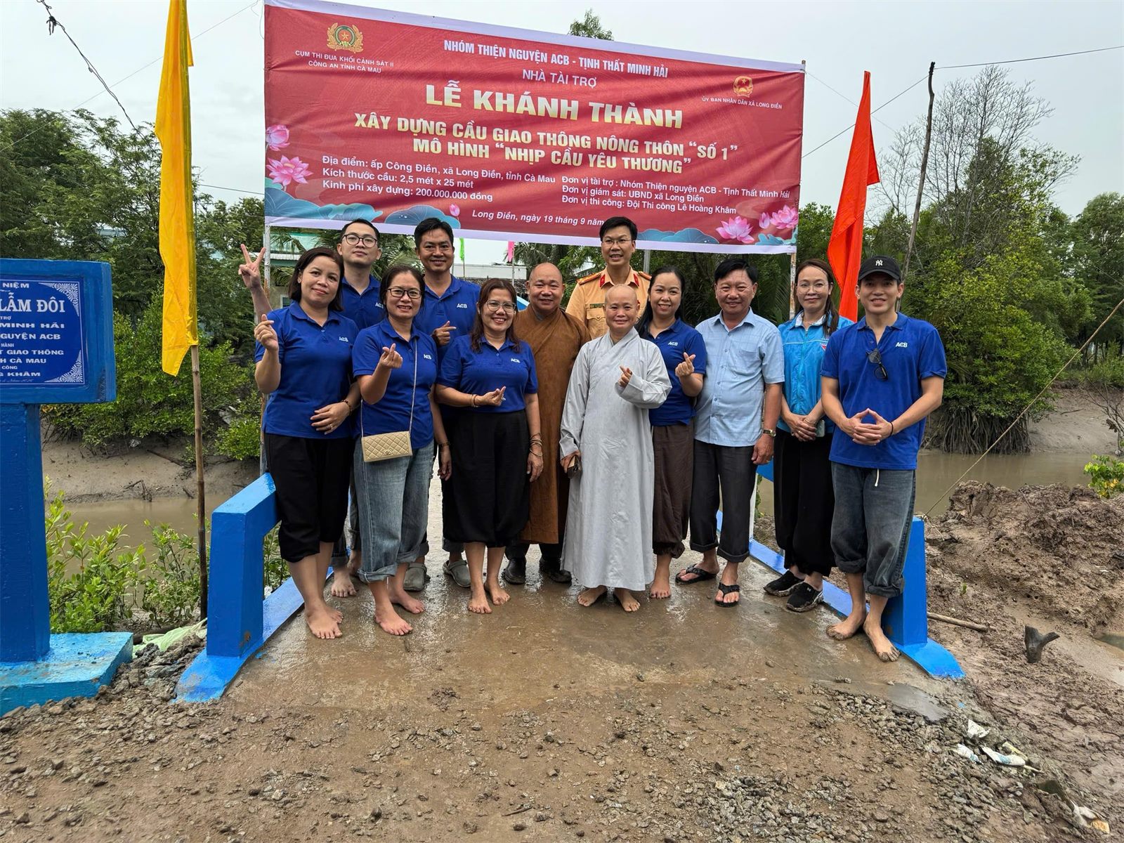 Những người đồng hành đứng tại đầu cầu trong ngày khánh thành
